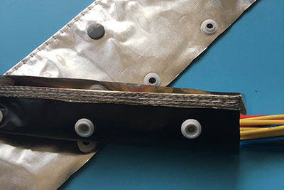 Kabelschlauch mit Folienschirm und Knopfverschluss